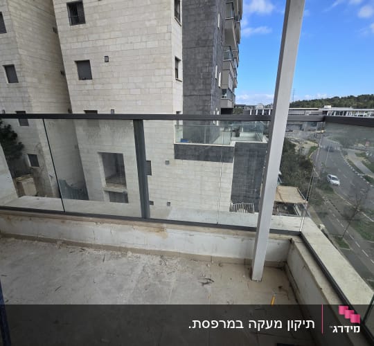 מעקה זכוכית שקופה מותקן במרפסת דירה בבניין מגורים
